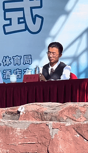 关于球员卓越表现引发粉丝热议，成为热门话题的信息