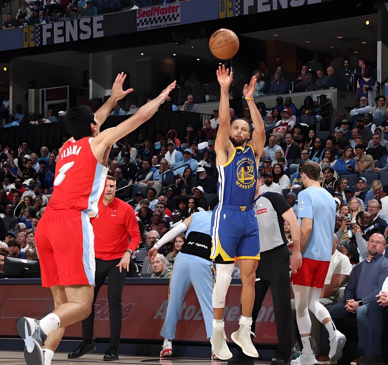 -勇士主场击败活塞，守住领先位置